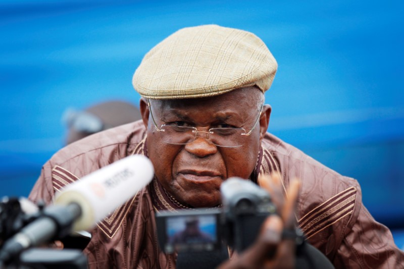 © Reuters. FILE PHOTO: Opposition leader Etienne Tshisekedi speaks to the media in Kinshasa