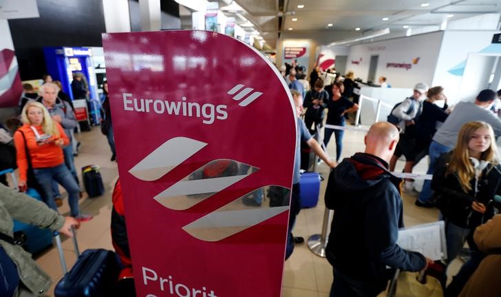 © Reuters. People line up in front of a counter of Lufthansa's budget airline Eurowings during a 24-hour strike over pay and working conditions at Cologne-Bonn airport