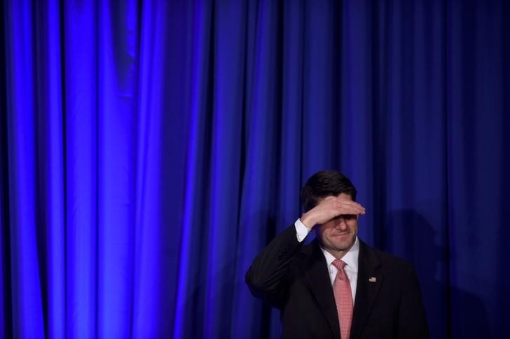 © Reuters. U.S. House Speaker Paul Ryan looks out to the crowd before President Donald Trump speaks during the 2017 "Congress of Tomorrow" Joint Republican Issues Conference in Philadelphia, Pennsylvania, U.S.