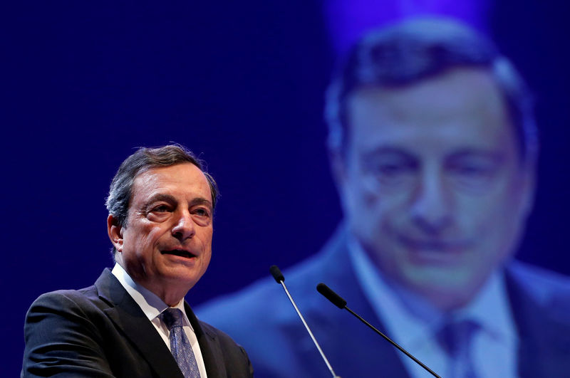 © Reuters. FILE PHOTO:  ECB President Draghi delivers a speech at the Economic Forum in Brussels