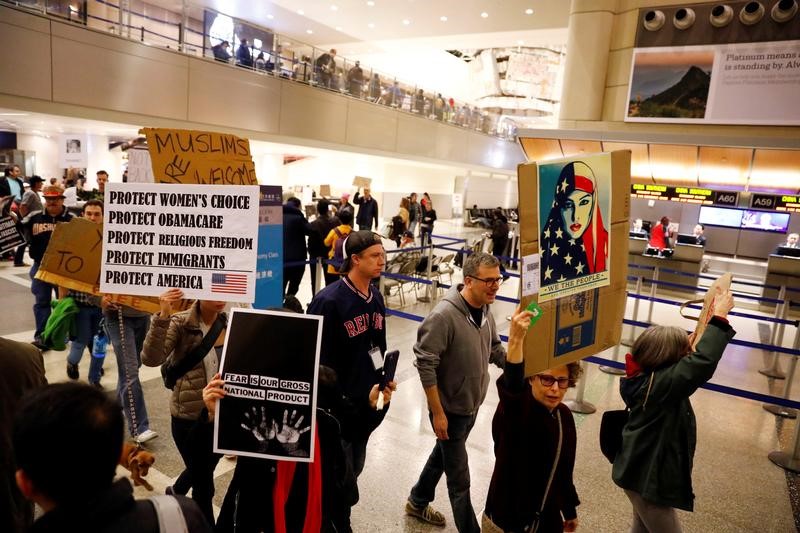 © Reuters. هيئة رقابية أمريكية تراجع تنفيذ حظر السفر الذي أمر به ترامب