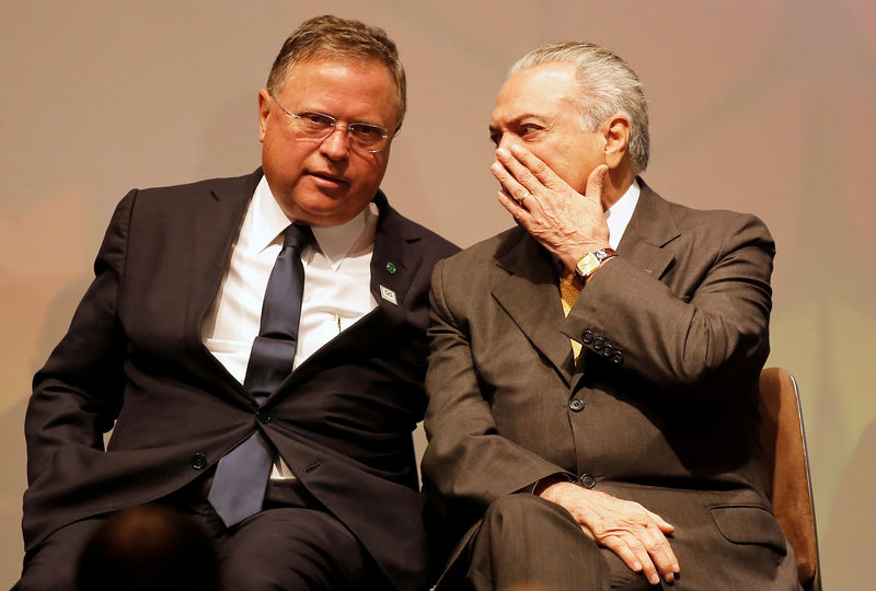 © Reuters. FILE PHOTO: Brazil's interim President Temer talks with his Agriculture Minister Maggi during a Global Agribusiness Forum in Sao Paulo