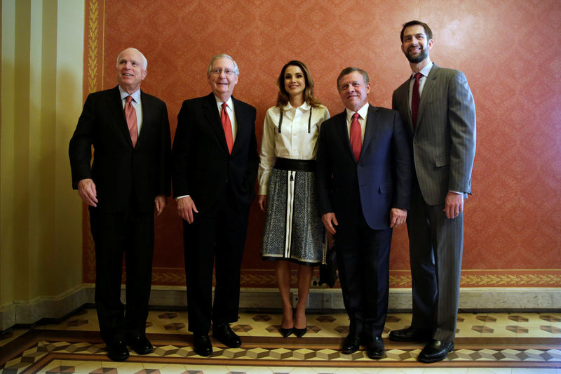© Reuters. Sen. John McCain (R-AZ), Senate Majority Leader Mitch McConnell (R-KY), Jordan King Abdullah with his wife Queen Rania and Tom Cotton (R-AR) pose