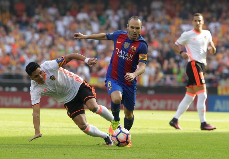 © Reuters. El capitán del Barcelona Iniesta vuelve a entrenar tras una lesión