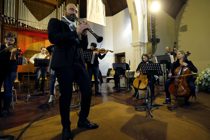 © Reuters. Syrian musician Kinan Azmeh plays the clarinet during a reheasal ahead of his concert at the American University of Beirut in Lebanon
