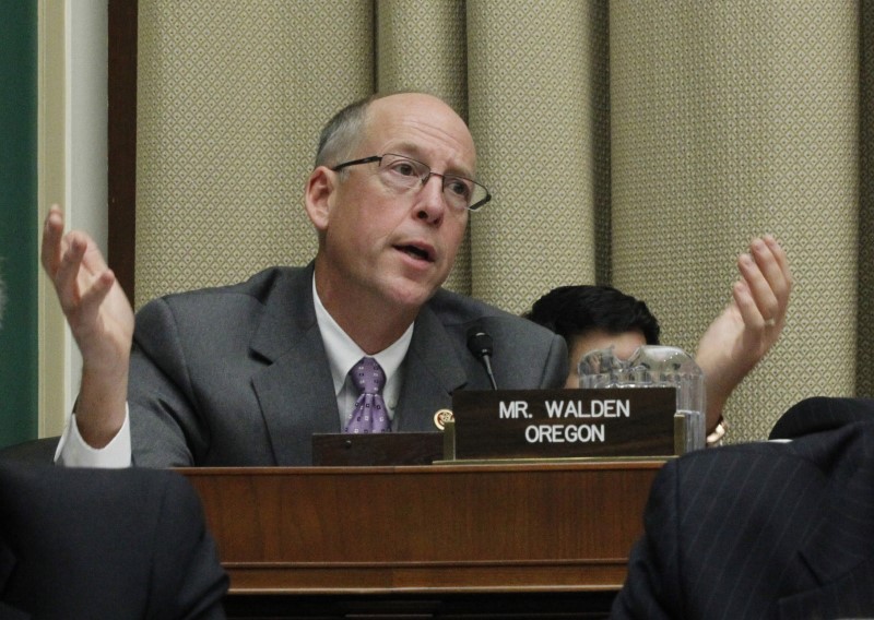 © Reuters. U.S. Rep. Greg Walden asks questions of the witnesses during a House Energy and Commerce Committee hearing on the Patient Protection and Affordable Care Act on Capitol Hill in Washington