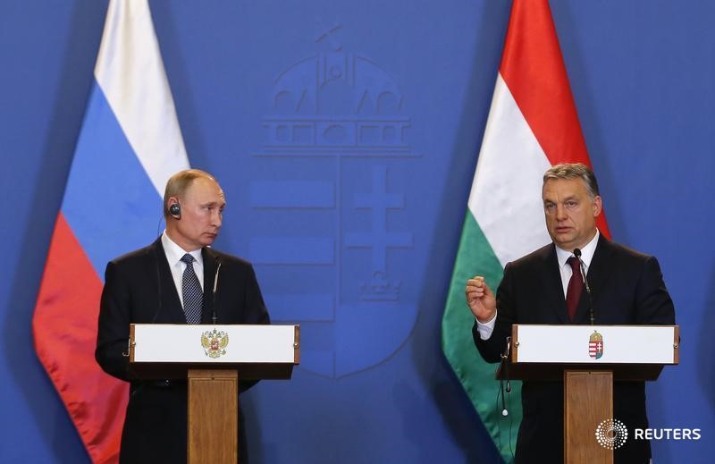 © Reuters. Премьер-министр Венгрии Виктор Орбан (справа) и президент России Владимир Путин на встрече в Будапеште