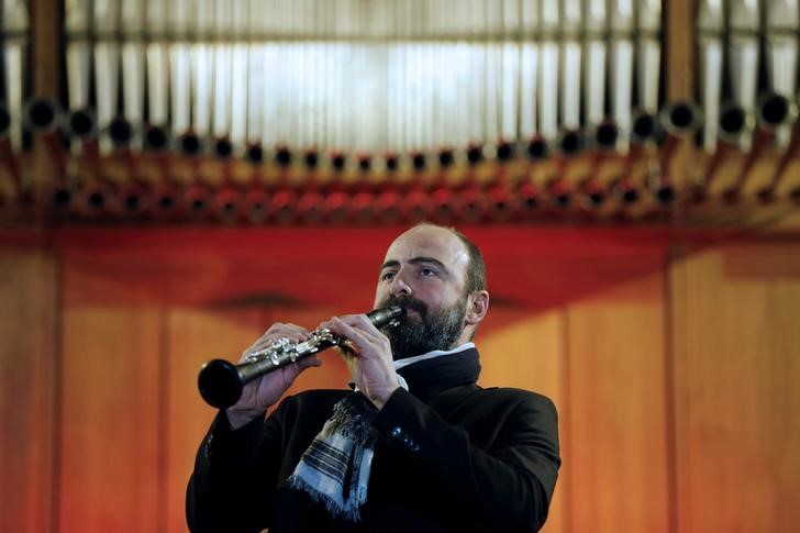 © Reuters. Kinan Azmeh se apresenta em Beirute