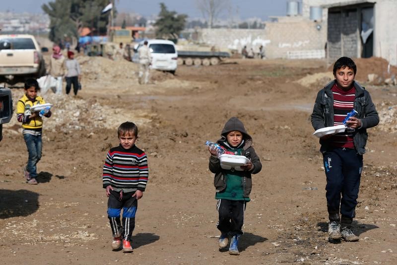 © Reuters. تحقيق- العراق يواجه تحدي تعليم أطفال الموصل النازحين