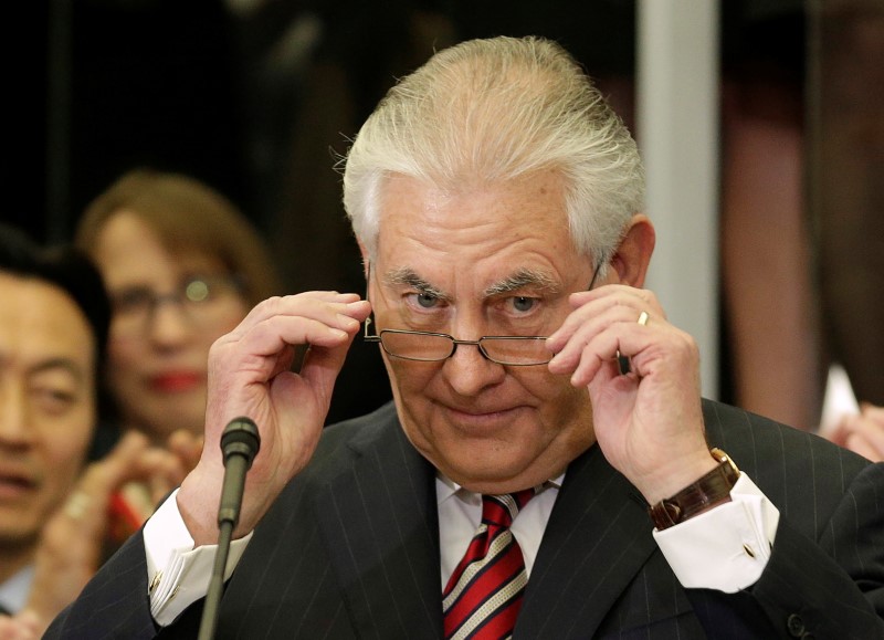 © Reuters. U.S. Secretary of State Rex Tillerson removes his glasses after delivering remarks to Department of State employees upon arrival at the Department of State in Washington