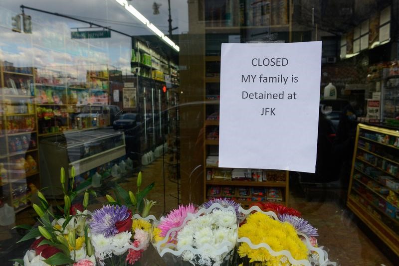 © Reuters. A sign saying "My family is detained at JFK" hangs in the window of a closed bodega during a Yemeni protest against President Donald Trump's travel ban, in the Brooklyn borough of New York City