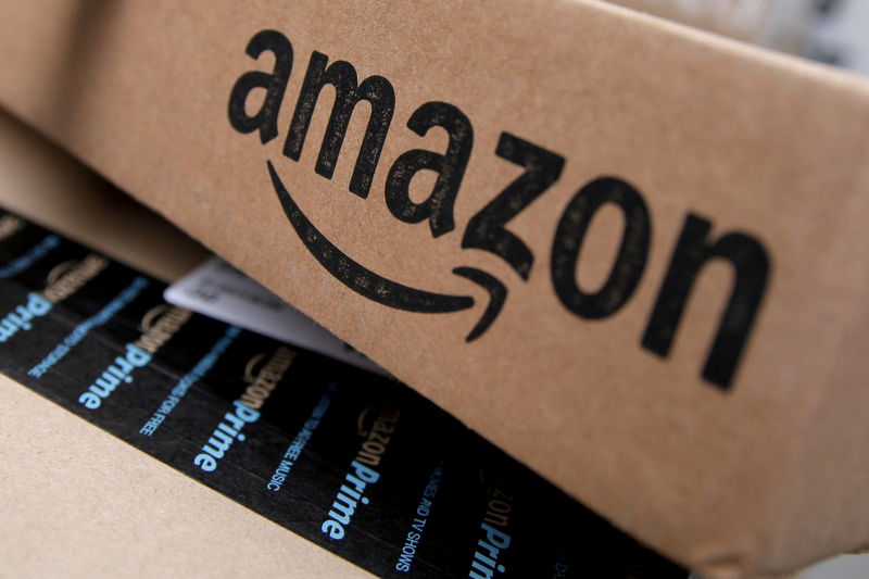 © Reuters. FILE PHOTO -  Amazon boxes are seen stacked for delivery in the Manhattan borough of New York City