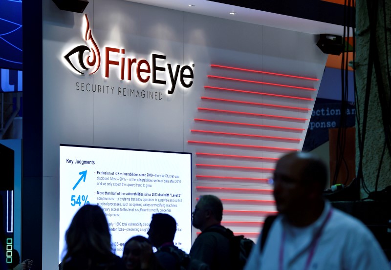 © Reuters. Attendees walk by the FireEye booth during the 2016 Black Hat cyber-security conference in Las Vegas