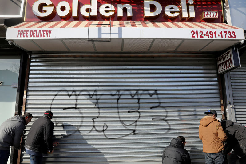 © Reuters. Workers close the doors to the Garden Deli in Manhattan as part of a citywide protest by Yemeni American owned bodegas in New York