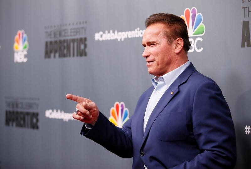 © Reuters. Arnold Schwarzenegger posa em evento de 