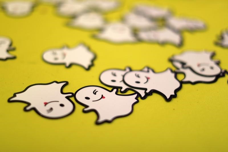 © Reuters. The logo of messaging app Snapchat is seen at a booth at TechFair LA, a technology job fair, in Los Angeles