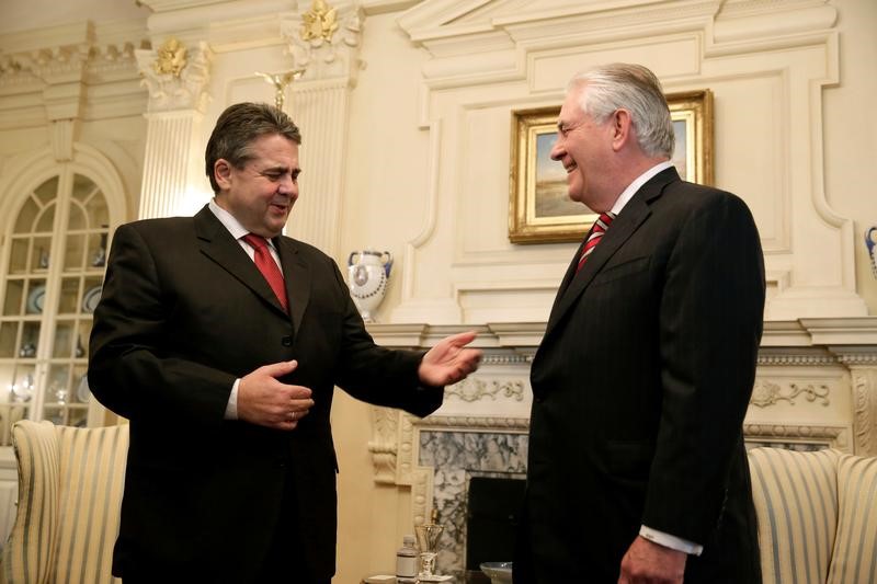© Reuters. U.S. Secretary of State Rex Tillerson meets with German Foreign Minister Sigmar Gabriel at the Department of State in Washington