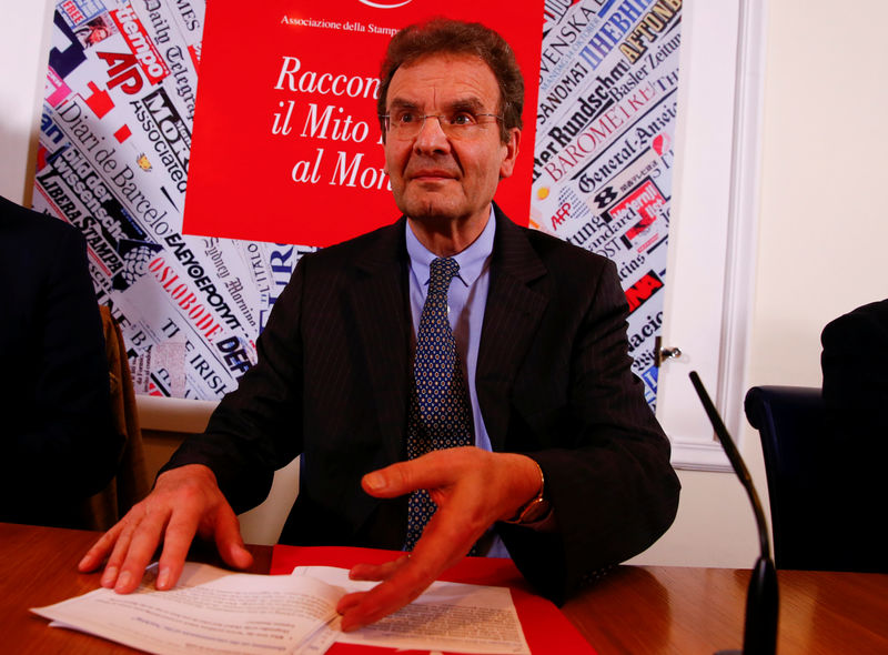 © Reuters. Albrecht Freiherr von Boeselager Grand Chancellor of the Sovereign Order of Malta attends a news conference in Rome