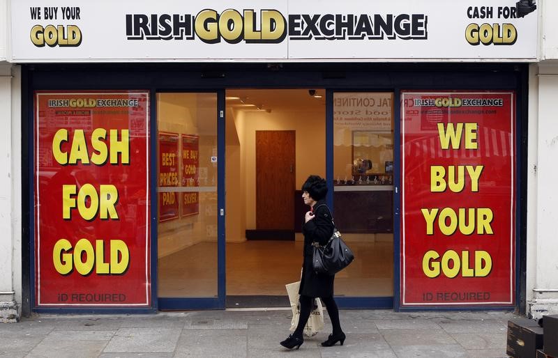 © Reuters. A pedestrian walks past a shop in Dublin