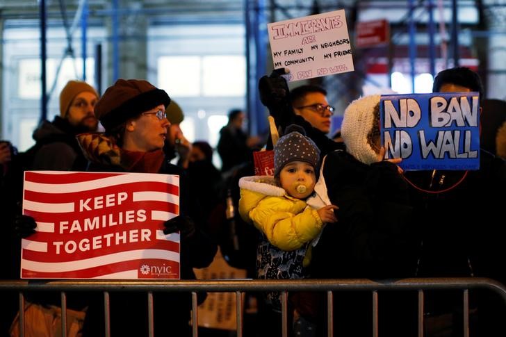 © Reuters. People protest against President Donald Trump's travel ban in New York