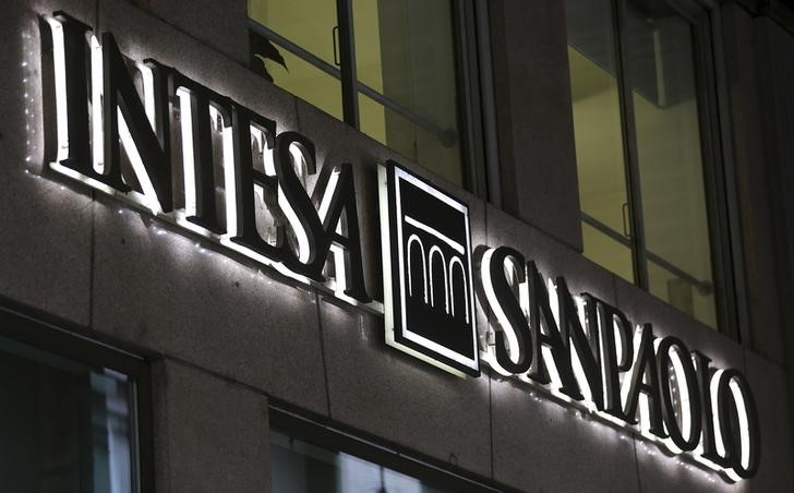 © Reuters. The Intesa Sanpaolo logo is seen outside the bank in downtown Milan