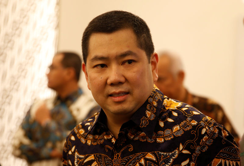 © Reuters. Chief Executive of Indonesia's MNC Group Tanoesoedibjo talks during his visit to the Indonesia Stock Exchange in Jakarta