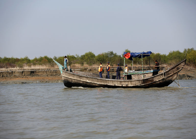 © Reuters. A Bangladeshi coast guard vessel approaches the Thengar Char island