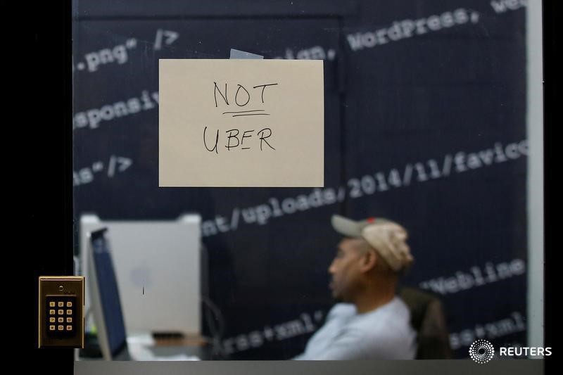 © Reuters. Мужчина в здании, где также находится офис Uber, в Нью-Йорке