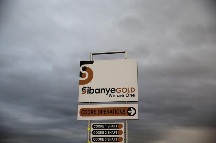 © Reuters. A sign board is seen near the Sibanye gold mine in Westonaria