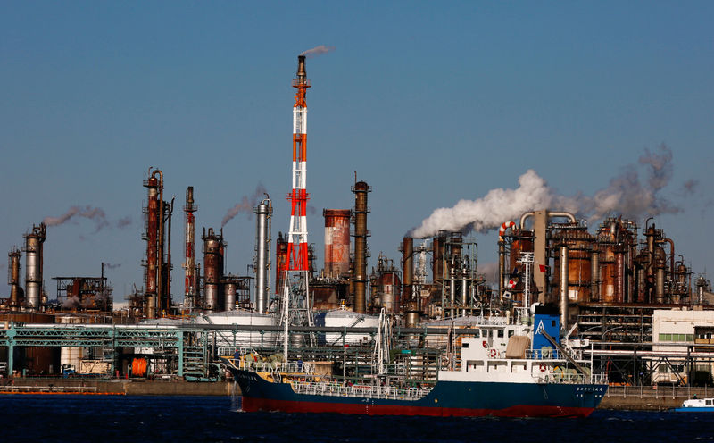 © Reuters. FILE PHOTO -  A ship passes a petro-industrial complex in Kawasaki near Tokyo