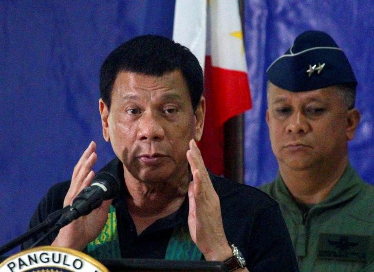 © Reuters. El presidente filipino desecha la tregua y llama a las tropas a prepararse para luchar