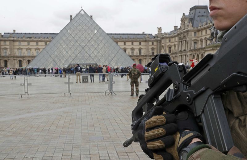 © Reuters. Un soldado abate a un hombre armado que intentaba entrar en el Louvre