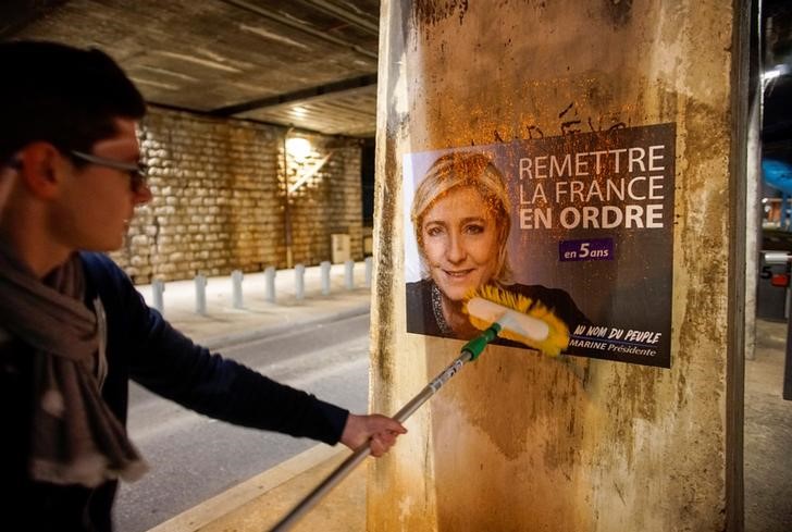 © Reuters. Le Pen plantea gravar la contratación de extranjeros con 10% de su salario