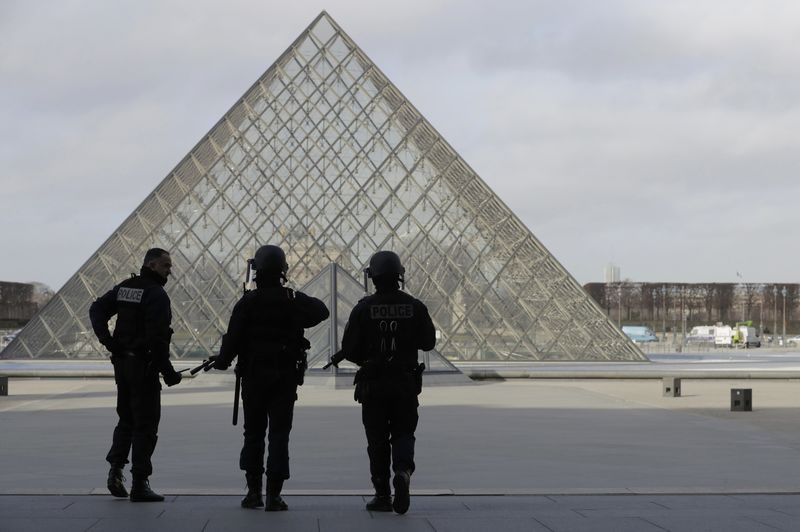 © Reuters. Policiais franceses em frente Pirâmide do Louvre, em Paris