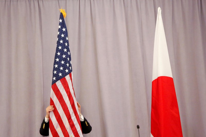 © Reuters. Funcionário coloca bandeira dos EUA ao lado de bandeira japonesa em Nova York