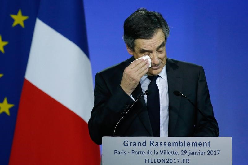 © Reuters. Fillon combate el "ejercicio de demolición" en la carrera presidencial francesa