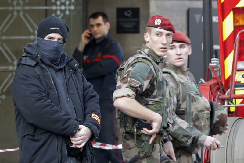 © Reuters. Soldados, policiais e bombeiros vistos na frente do Museu do Louvre, em Paris