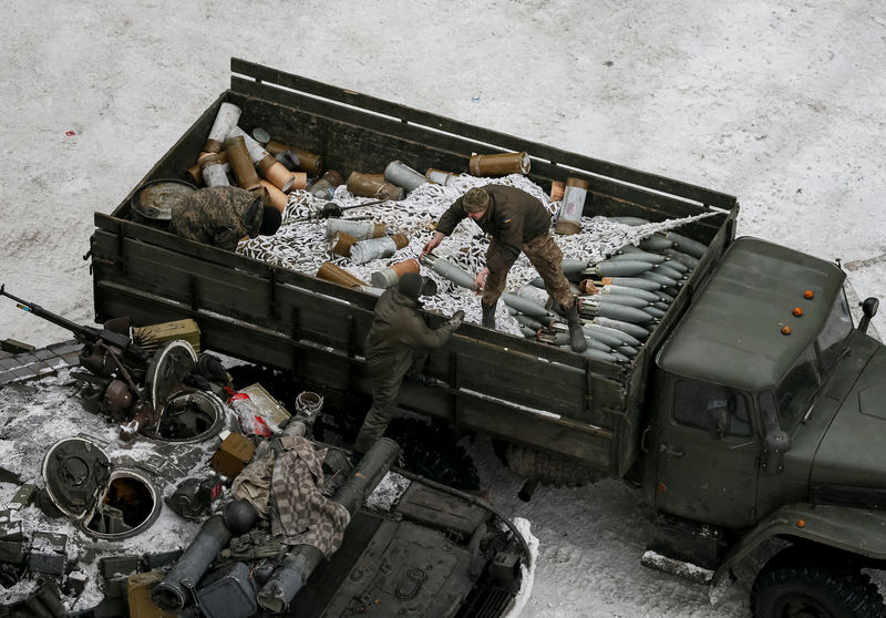 © Reuters. Militares preparam equipamentos na região de Avdiyivka, Ucrânia