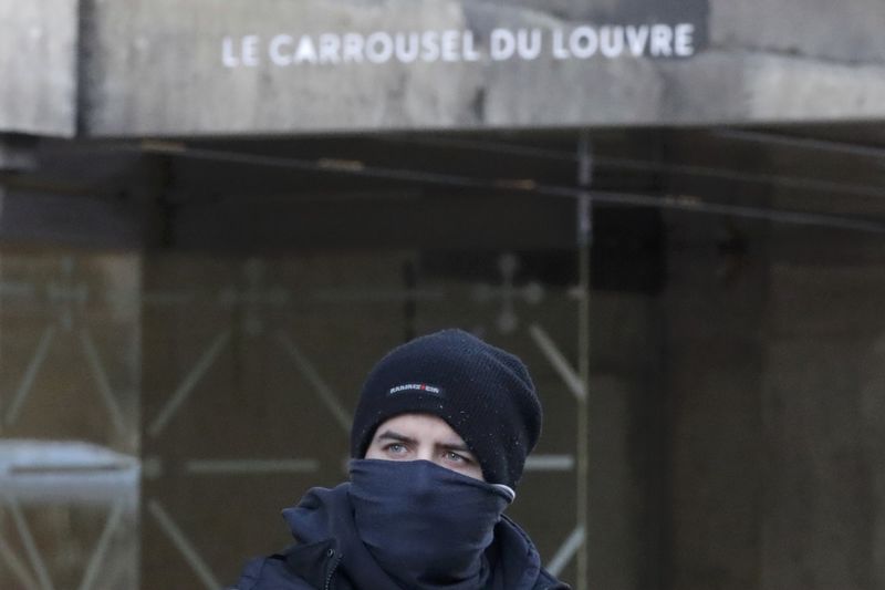© Reuters. Un soldado dispara y hiere a un hombre armado que intentaba acceder al Louvre
