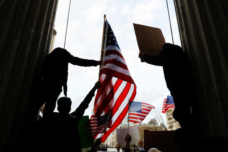 © Reuters. Demonstrators participate in a protest by the Yemeni community against U.S. President Donald Trump's travel ban in the Brooklyn borough of New York