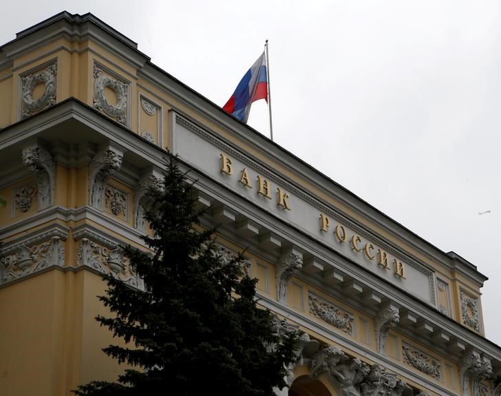 © Reuters. A Russian national flag flies over Central Bank headquarters in Moscow