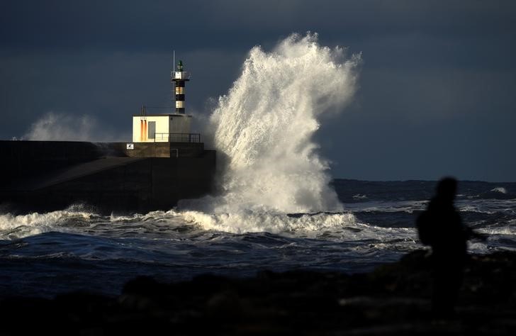 © Reuters. Salvamento acude al rescate de un pesquero con 12 tripulantes que se hunde en Asturias