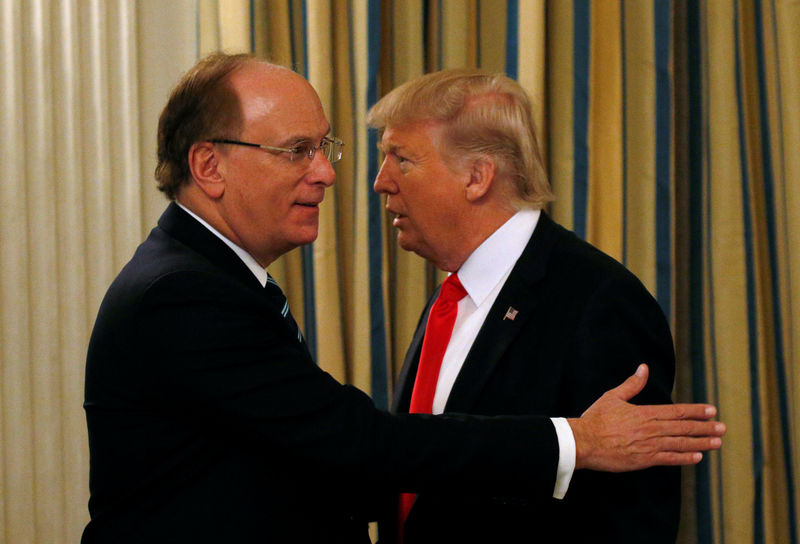 © Reuters. Trump talks with BlackRock CEO Larry Fink at a strategy and policy forum with chief executives of major U.S. companies at the White House in Washington