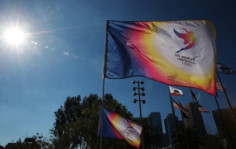 © Reuters. A flag flutters in the wind prior to a news conference to annouce the city's final approval to bid for the 2024 Olympic Games, in Los Angeles