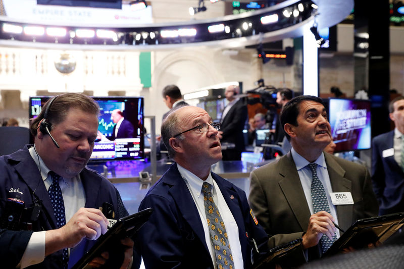 © Reuters. Traders work on the floor of the NYSE in New York