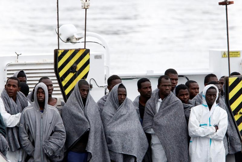 © Reuters. خفر السواحل الإيطالي: إنقاذ أكثر من 1300 مهاجر من الغرق في يوم واحد