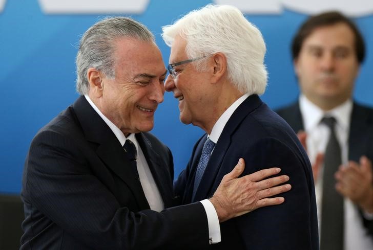 © Reuters. Presidente Michel Temer e ministro Moreira Franco se abraçam durante cerimônia de posse