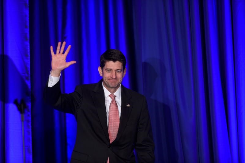 © Reuters. U.S. House Speaker Paul Ryan arrives on stage before President Donald Trump speaks during the 2017 "Congress of Tomorrow" Joint Republican Issues Conference in Philadelphia, Pennsylvania, U.S.