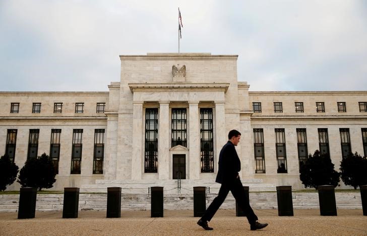 © Reuters. A man walks past the Federal Reserve Bank in Washington DC