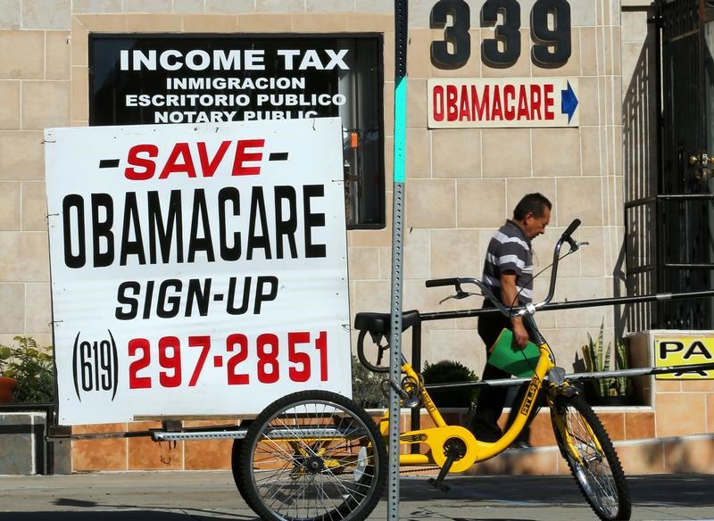 © Reuters. An insurance store advertises Obamacare in San Ysidro, California